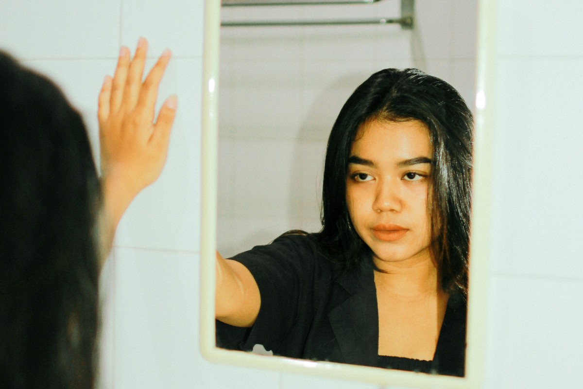 girl look at herself in a mirror